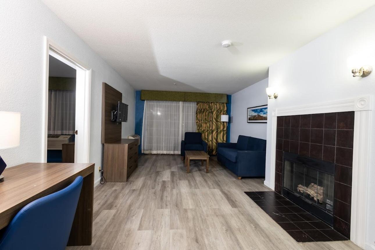 Quality Inn & Suites Tulare Exterior foto